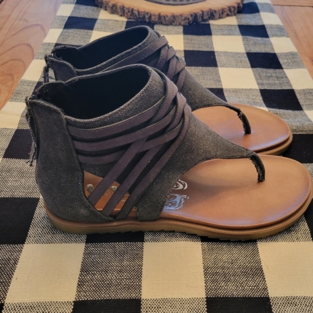 Very G Sandals - Picture 2 of 6